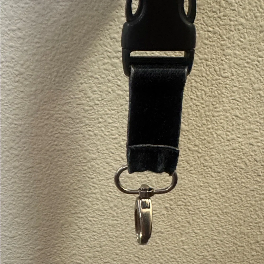 Vintage Star Wars Yoda lanyard. Great used condition. Squeeze clip separator.